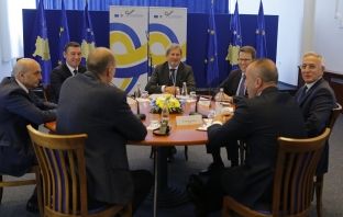 Pozitë e opozitë nesër ulen bashkë para Hahnit e Lunacekut