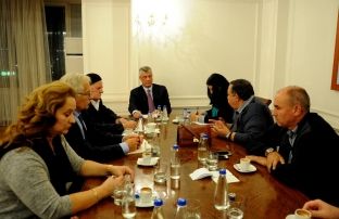 Thaçi priti përfaqësuesit e familjeve të të pagjeturve shqiptarë dhe serbë