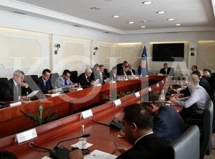 Thaçi takon përfaqësuesit e partive të koalicionit, opozita s’e përfill