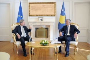 Thaçi pret Hahnin dhe përsërit: Vonesat e BE-së në liberalizim, padrejtësi historike