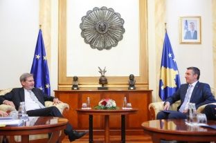 Hahn i thotë Veselit se po pret në përmbushjen e kushteve për viza