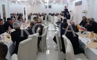 Mësimdhënësit e Kaçanikut lanë mësimin për darkën me Thaçin [video]