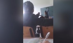 Mësimdhënësja Rrahime Buçinca rrah pa mëshirë nxënësin e saj në Drenas [Pamje të rënda]