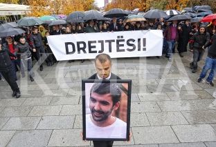  Vetëvendosje kërkon drejtësi për Astritin para Burgut në Prizren