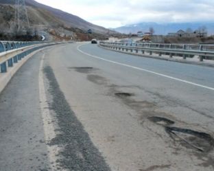 Vërshimet kërcënojnë Rrugën e Kombit