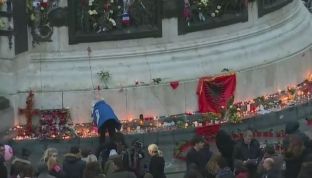 Flamuri shqiptar në kujtimin e sulmeve terroriste në Paris