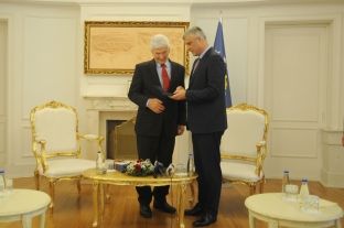 Gjenerali Reinhardt merr Medaljen ushtarake për shërbim në Kosovë 