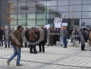Ish–punëtorët e “Llamkos”, me protesta, kërkojnë 13 pagat e mbetura borxh [video]