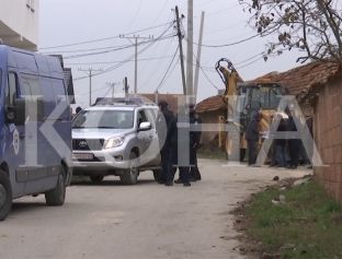 Me ndihmë të policisë në Llapushnik vendosen shtyllat e tensionit të lartë [video]