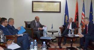 Zharku e informoi shefin e FMN-së për Kosovë për ecurinë e projekteve infrastrukturore