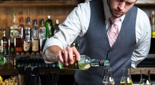 Kryejnë fakultetin dhe punojnë kamerier