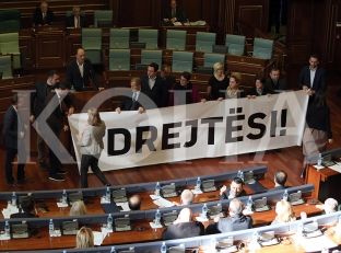 Vetëvendosje: Kuvendi do që të heshtet vdekja e Astrit Deharit