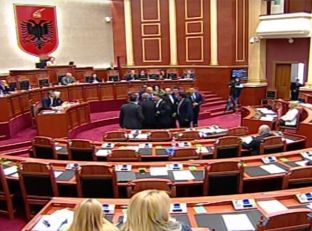 Paloka godet ministrin Ilir Beqaj [video]