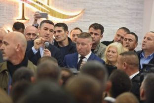 Tension në Drenas, Veseli fishkëllehet nga simpatizantët e Naim Bazajt [video]