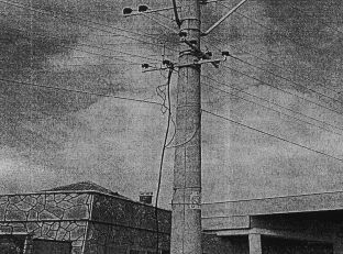 As KEK-u e as KEDS-i nuk marrin përgjegjësi ta heqin një shtyllë elektrike afër një pompe të benzinës