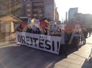 Nxënësit e Prishtinës kërkojnë drejtësi për Astrit Deharin
