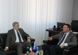  Abrashi ia shpreh habinë ambasadorit Sardi për mangësitë në Raportin e Progresit 