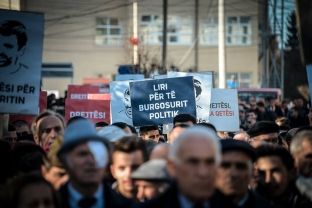 Qindra mitrovicas në marshin për Astrit Deharin