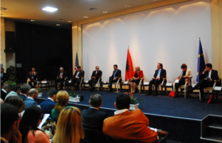 Samiti i Diasporës përplas shqiptarët 