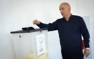 Kandidati i PS Ilia Stefo zgjidhet kryebashkiaku i ri i Kolonjës