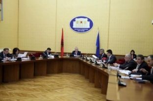 Byroja e Kuvendit përjashton Edi Palokën për 5 ditë nga jeta parlamentare