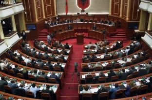 Flamur Noka përjashtohet me 10 ditë nga punimet e Kuvendit të Shqipërisë