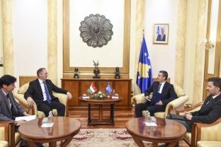 Veseli dhe ambasadori hungarez biseduan për projektet kapitale dhe stadiumin e ri