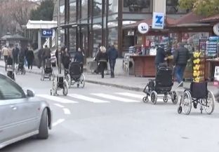 Në Prizren, protestë me karroca kundër uzurpimit të trotuareve [video]