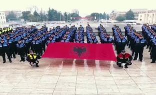 Policia e Tiranës, urim special për festat e nëntorit [video]