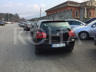 Veturat zyrtare parkojnë midis rrugës në Prizren