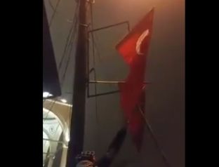 Në Prizren qytetarët largojnë flamurin e Turqisë [video]