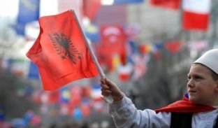 Historiani Demaj thotë 28 Nëntori të kthehet në kalendarin e festave