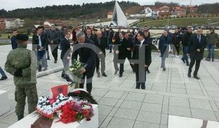 Thaçi në Prekaz shpreh respektin për ata që dhanë jetën për Kosovën