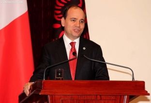 Nishani uron Festën e Flamurit: Nder përjetë Atit themelues!