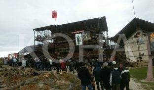 Qytetarë të shumtë nderojnë Jasharajt në Prekaz [foto]