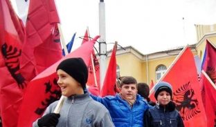 Presheva sfidon Beogradin, mbushet me flamuj kuq e zi