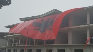 Flamur gjigant u shpalos sot në Vlorë