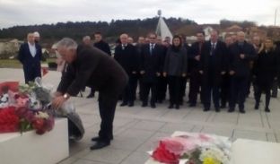 Krasniqi nderon ata që dhanë jetën për pavarësinë Shqipërisë dhe Kosovës