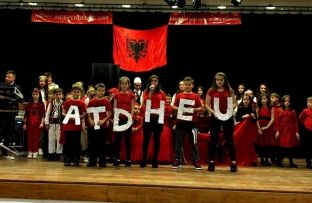 Fëmijët shqiptarë në Londër festojnë ditën e Flamurit [foto]