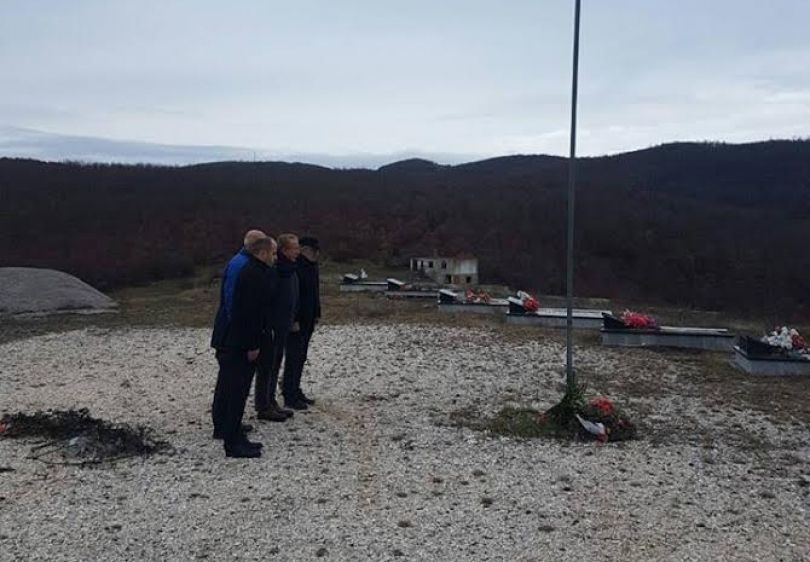 Pacolli nderoi heronjtë e UÇK-së në Marec