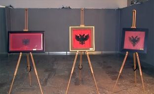 Simbolet e Pavarësisë së para 104 viteve ekspozohen në Tiranë