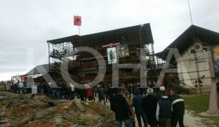  Liderët dhe qytetarët nga i gjithë vendi për homazhe te familja Jashari [video]