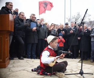  Për 28 Nëntor nderime edhe te kulla e Isa Boletinit [video]