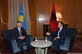 Thaçi në Tiranë në festën shtetërore për 28 Nëntorin