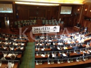 Vetëvendosje sërish shpalos në Parlament pankartën “Drejtësi për Astritin”