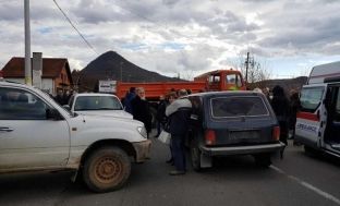 Serbët bllokojnë kryeministrin dhe komandantin e KFOR-it, nuk e lejojnë të shkojë në veri