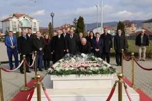 Mustafa thotë se po përkushtohet të vazhdojnë parimet e promovuara nga Rugova