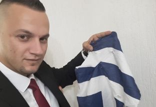  Publikohet flamuri i grisur e i djegur grek që në Himarë e hoqi Lëvizja për Shqipëri të Bashkuar