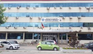 Studentët në Ferizaj kundër nepotizmin duke djegur diplomat