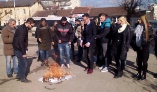 Studentët e zhgënjyer të Ferizajt djegin “diplomat”